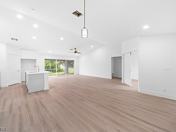 5th image of 4004 17th St SW