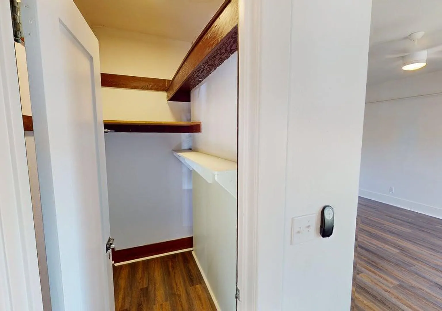 Upstairs One Bed One Bath at the Charming Vanderbilt Apartments! — Photo 4