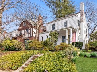 25420 Walden Ave, Great Neck, NY 11020