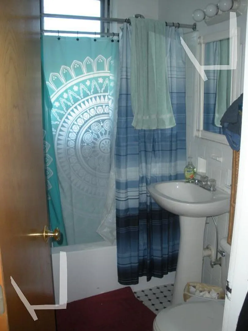 Nice, large, sunny 1 bed unit near the Green Line. — Photo 4