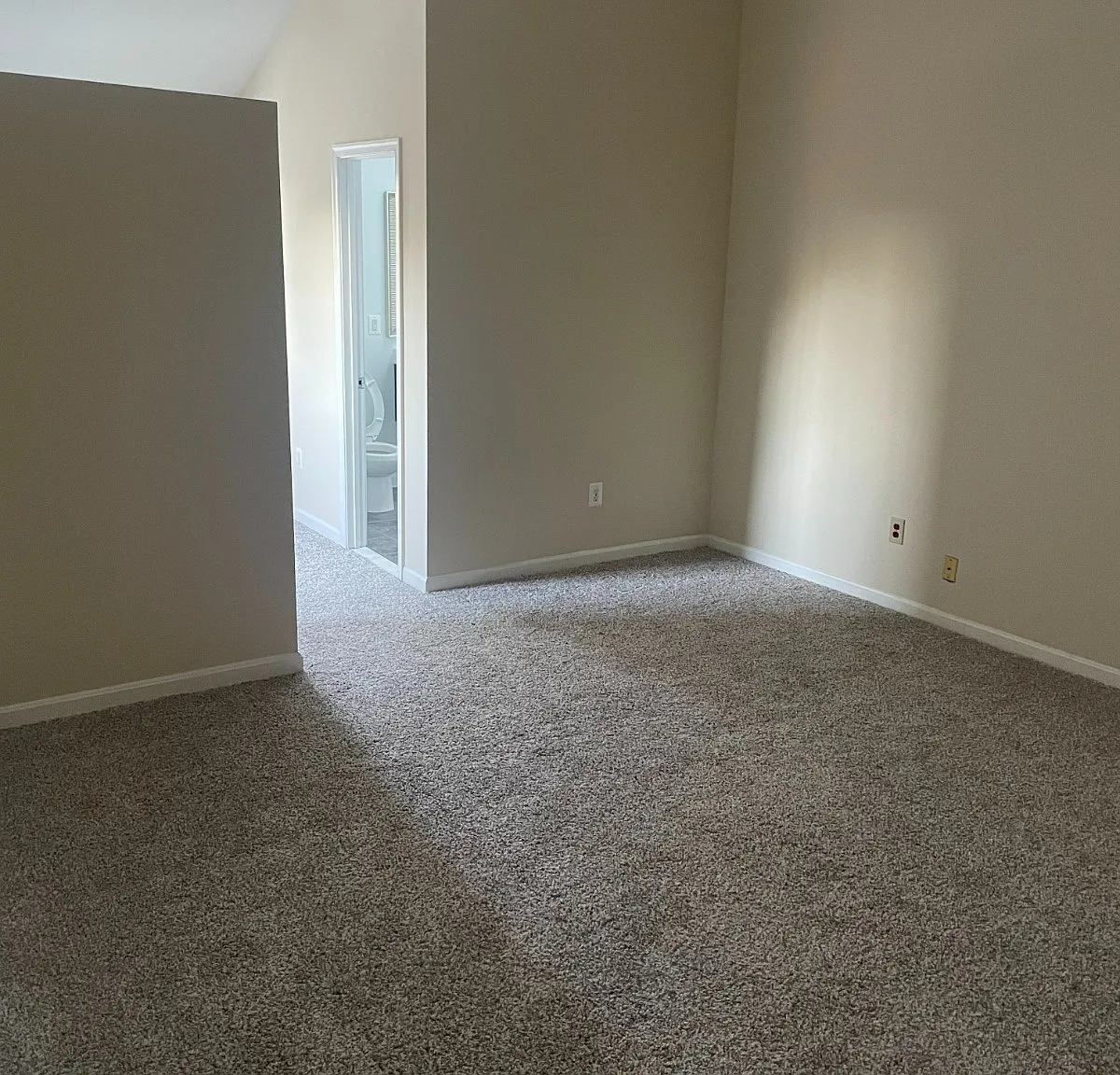 4 bed, 1941 sqft, $1,300 — Photo 1
