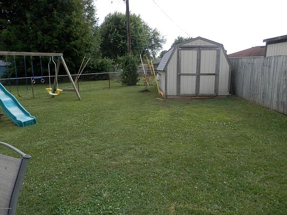 5th image of 1810 Oakwood Dr