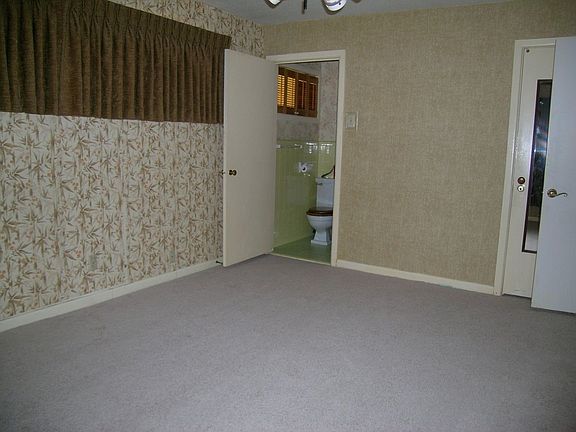 5th image of 310 S Leggett Dr