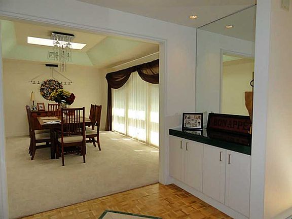 4th image of 422 Greenwood Dr