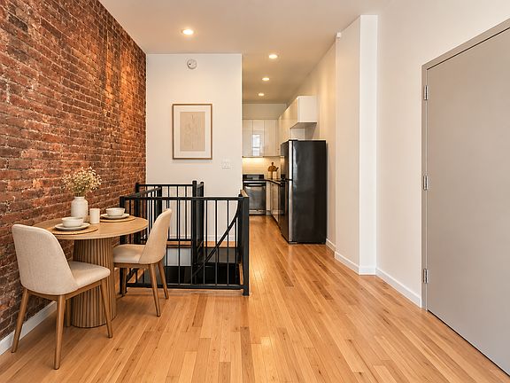 4th image of 479 Warren St