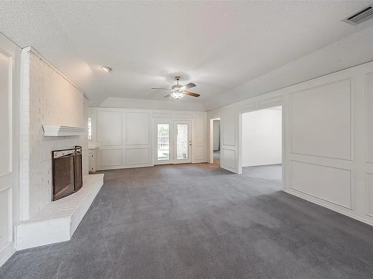 DEFFERENT VIEW OF THE LIVING ROOM