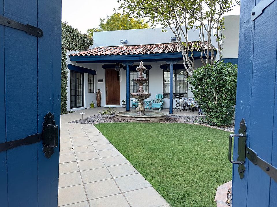 Entrance to the courtyard.