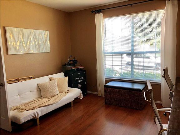 4th image of 1304 Valley Stream Dr