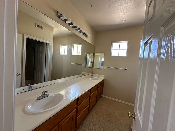 4th image of 932 Torrey Pines Pl