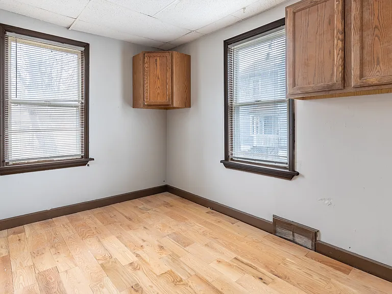 327 Saxton St — Photo 16