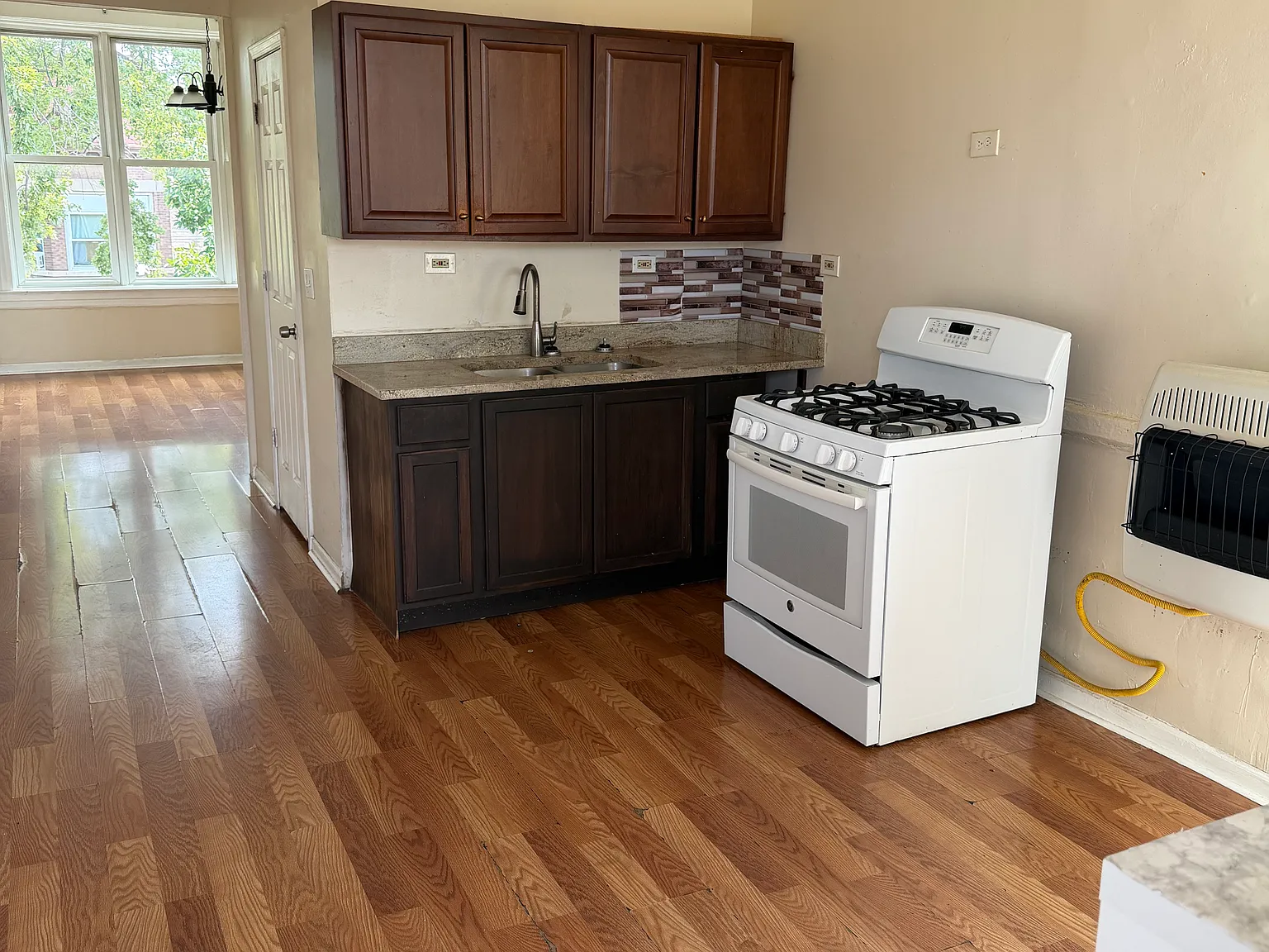 2 bed, 1000 sqft, $1,300 — Photo 1