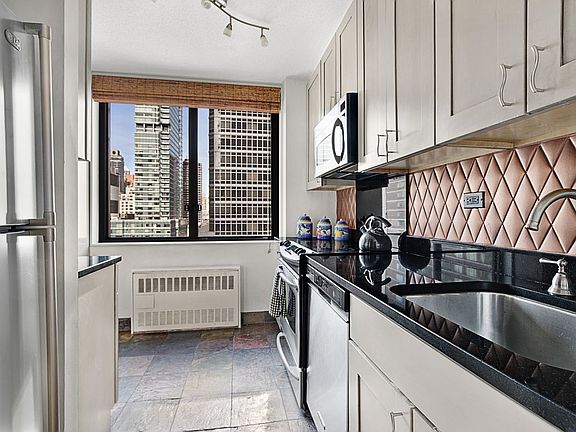 5th image of 300 E 54th St APT 11H