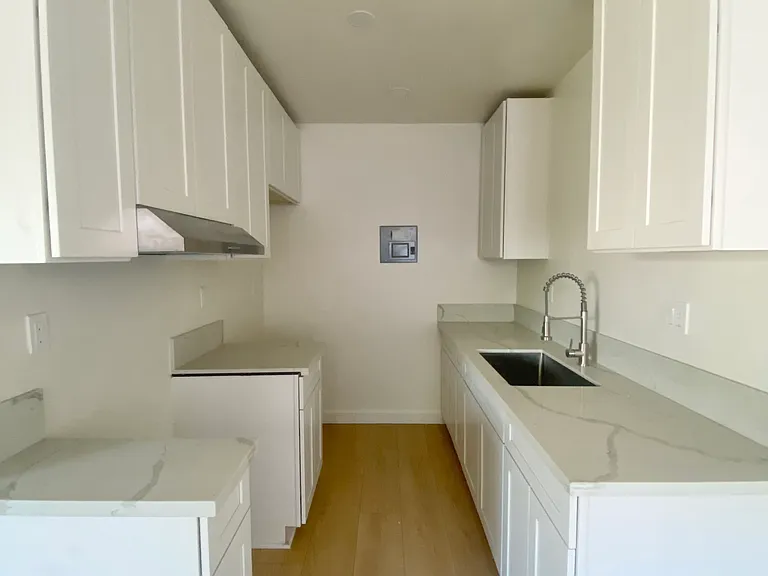 1905 S Oxford Ave #12 — Photo 4