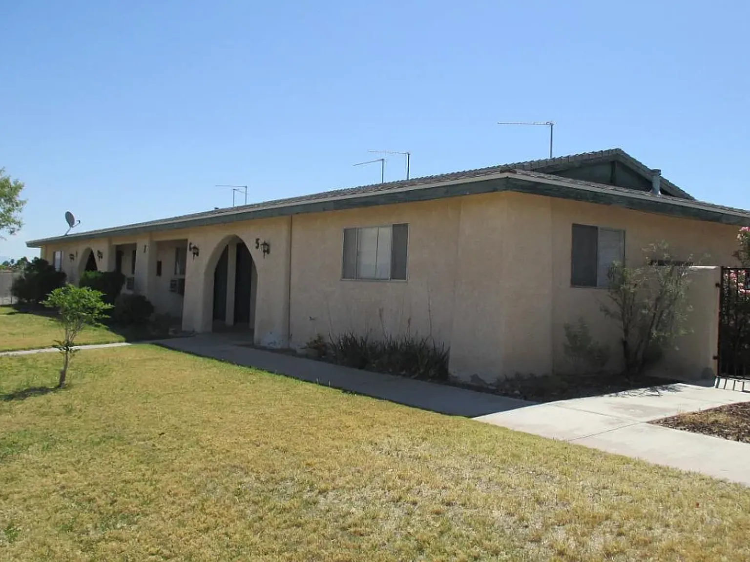 1932 Erin Dr. — Photo 2