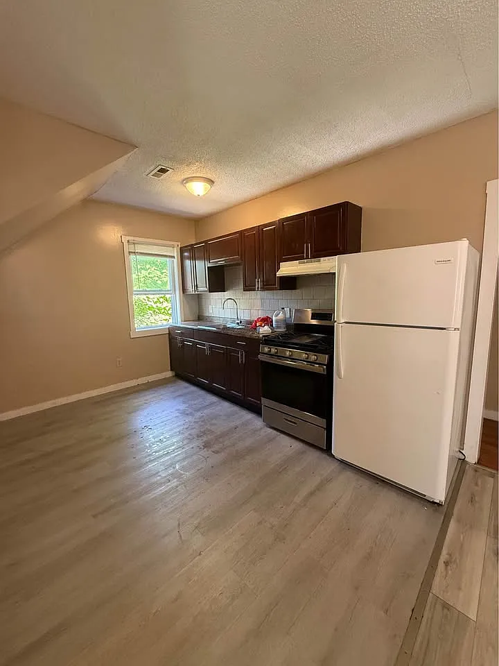 3 bed, 1200 sqft, $2,000 — Photo 2