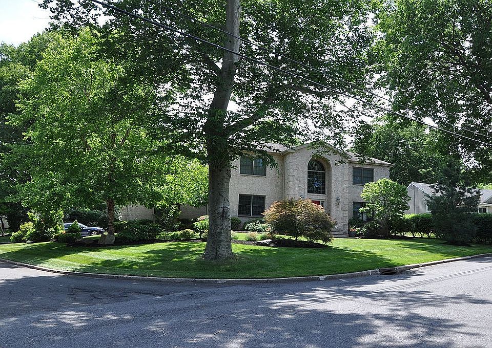 2nd image of 114 Heatherhill Rd