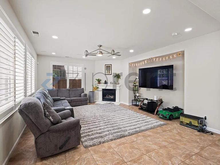 633 Farrington St — Photo 12