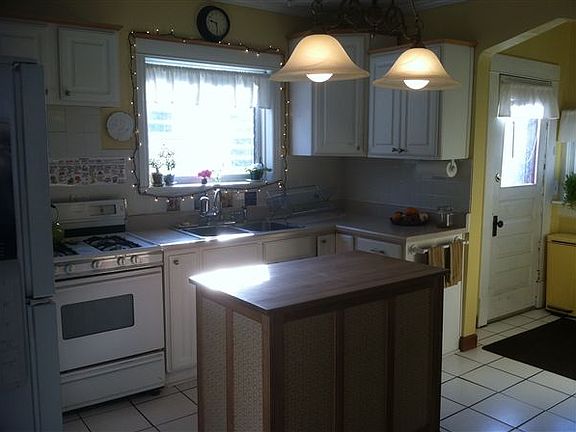 Bright and Cheery Kitchen