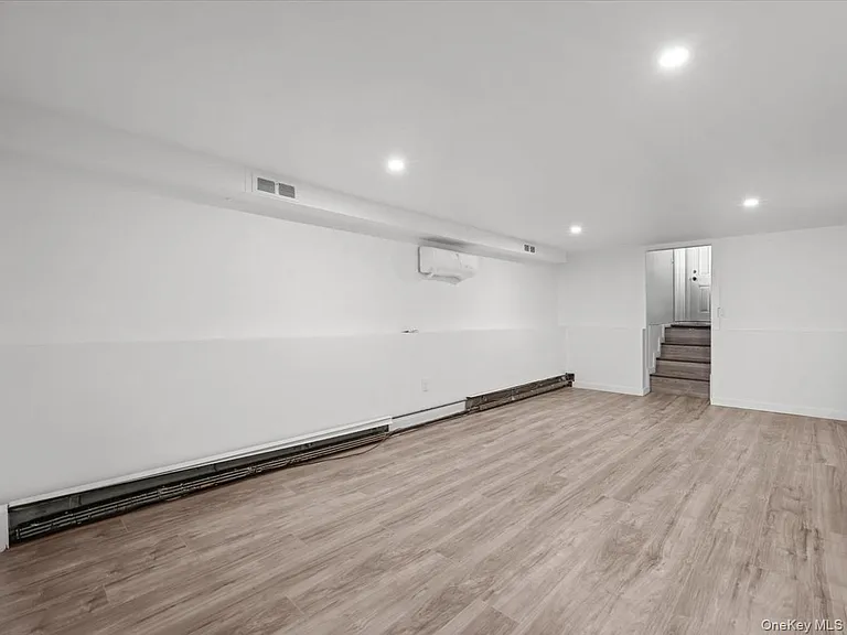 14 Lois Ln — Photo 4