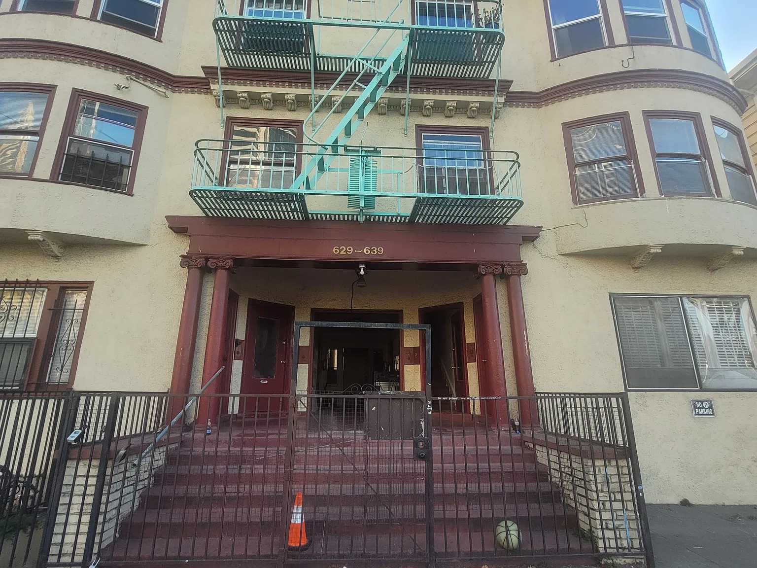 2 bed, 450 sqft, $1,600 — Photo 3