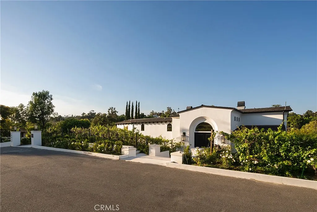 4 bed, 4.5 bath, 4800 sqft, $19,000 — Photo 4