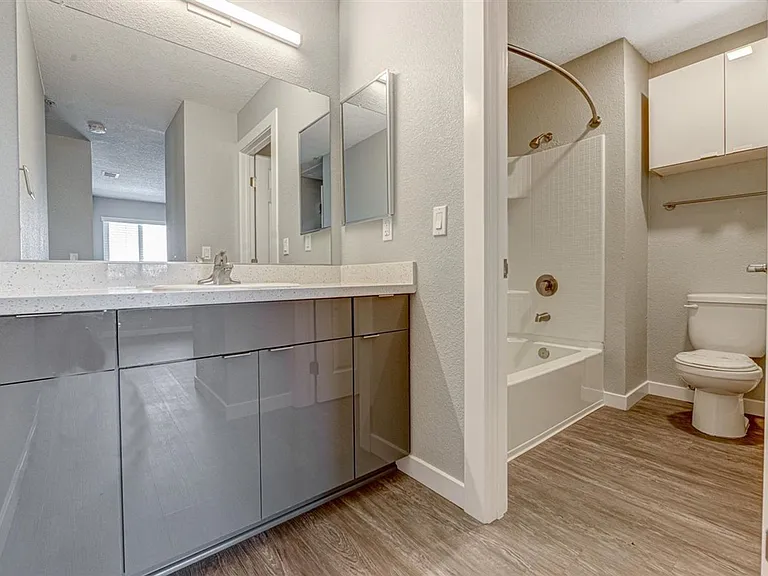 River House Apartments — Photo 20