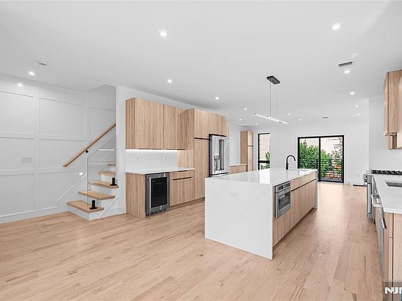 2nd image of 465B 1st St