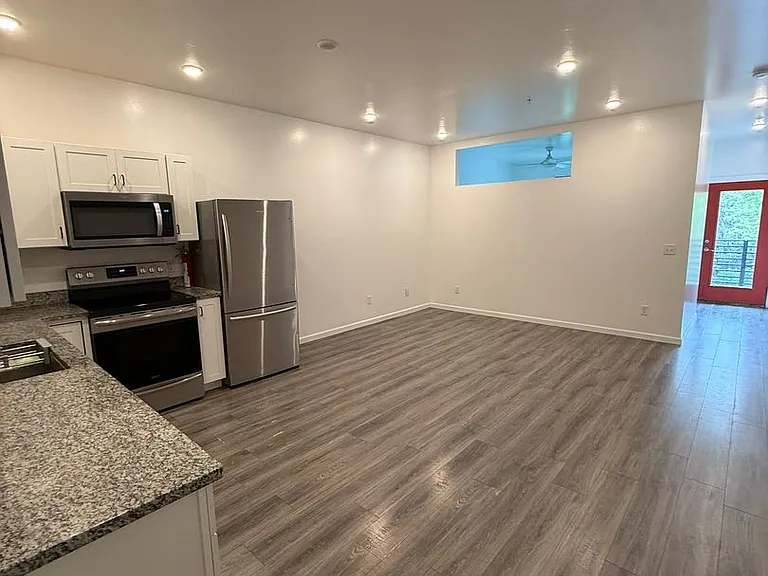 601 Robin Ln — Photo 6