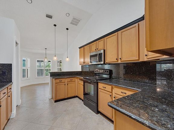 4th image of 2331 SW Freeman Street