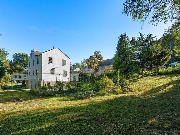 4th image of 32 Mount Ida Rd