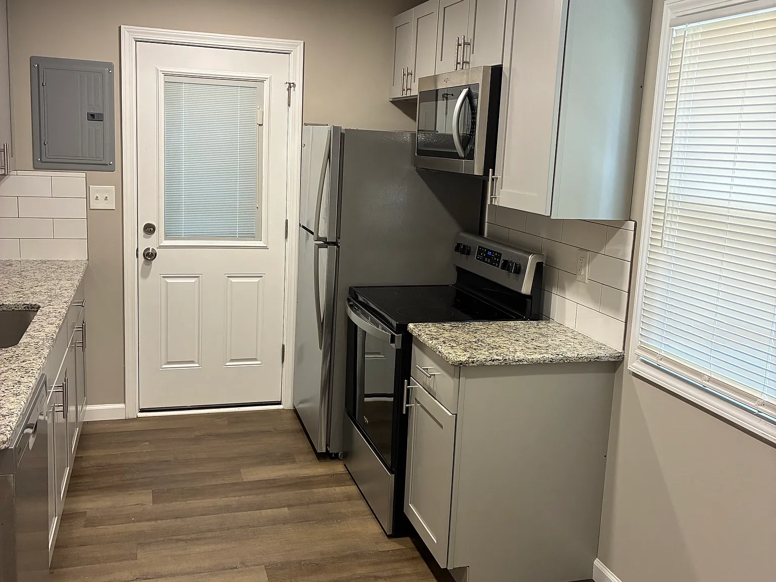 3 bed, 900 sqft, $1,695 — Photo 3