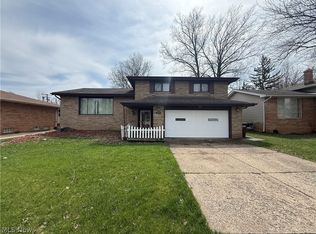 2207 Oaklawn Dr, Parma, OH