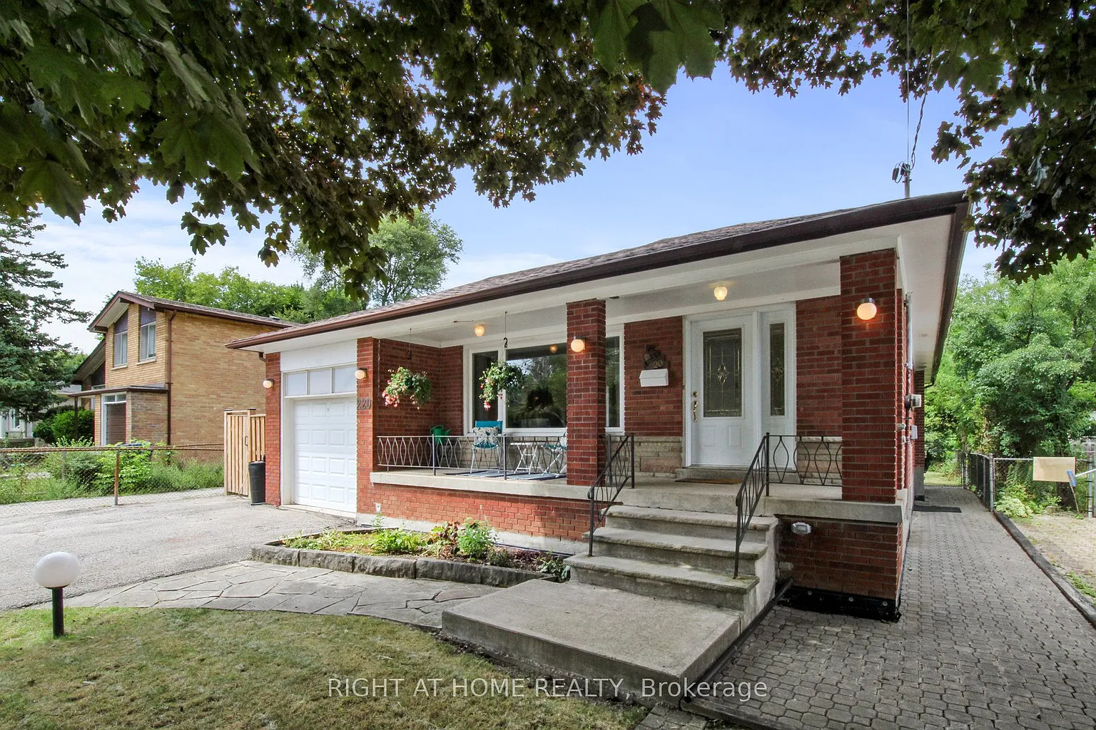 220 Homewood Ave photo 1
