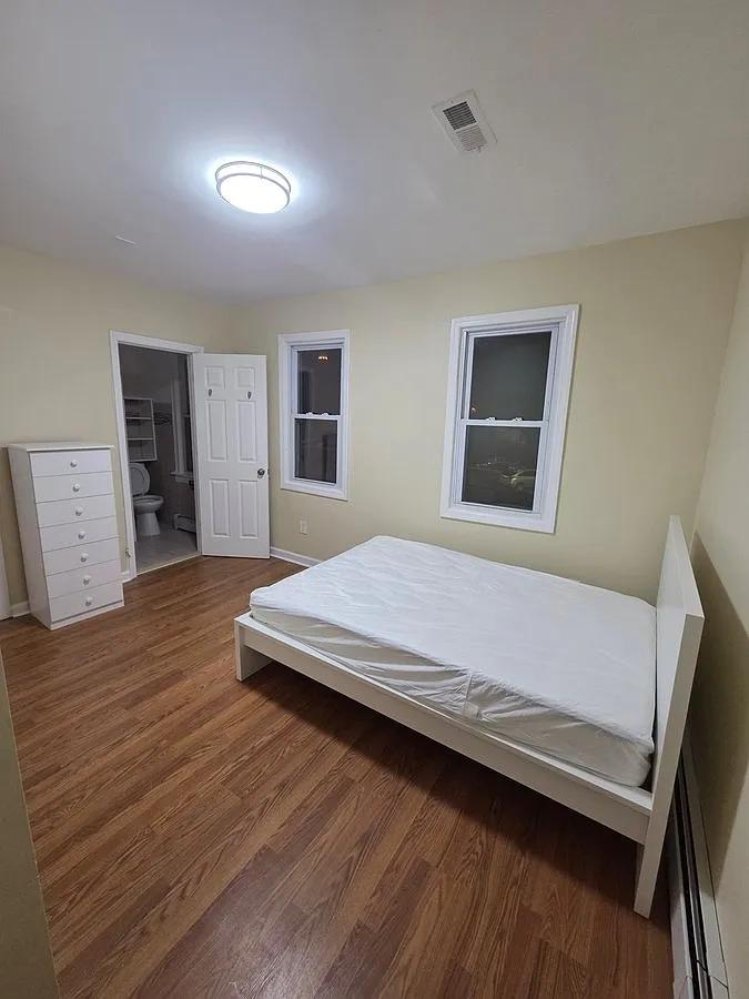 3 bed, 800 sqft, $1,050 — Photo 1