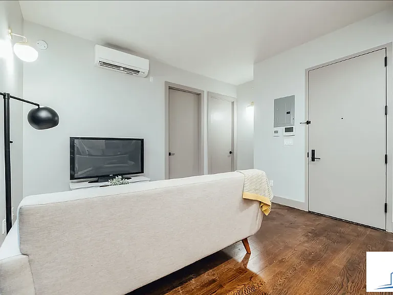 263 Franklin Ave #1A — Photo 4