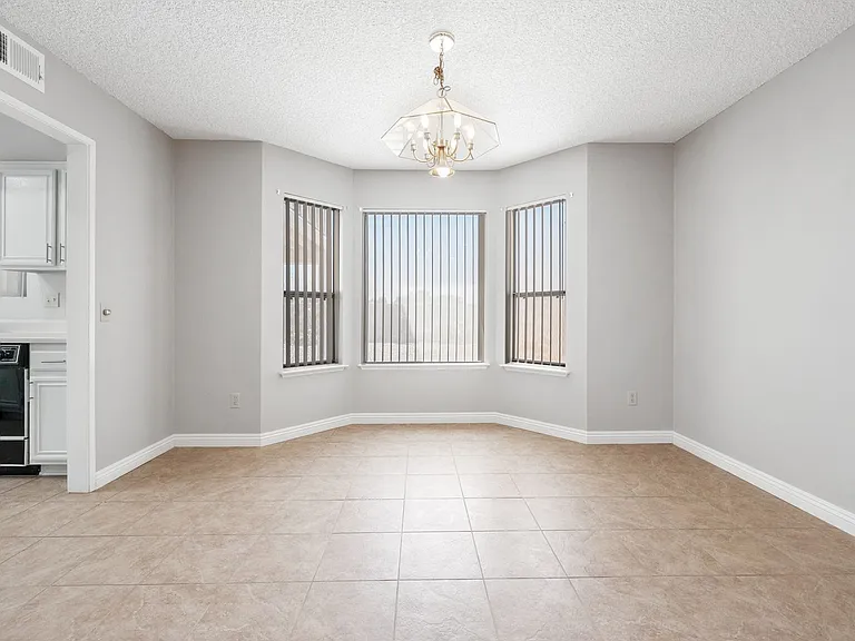 2571 W Orange Ave — Photo 11