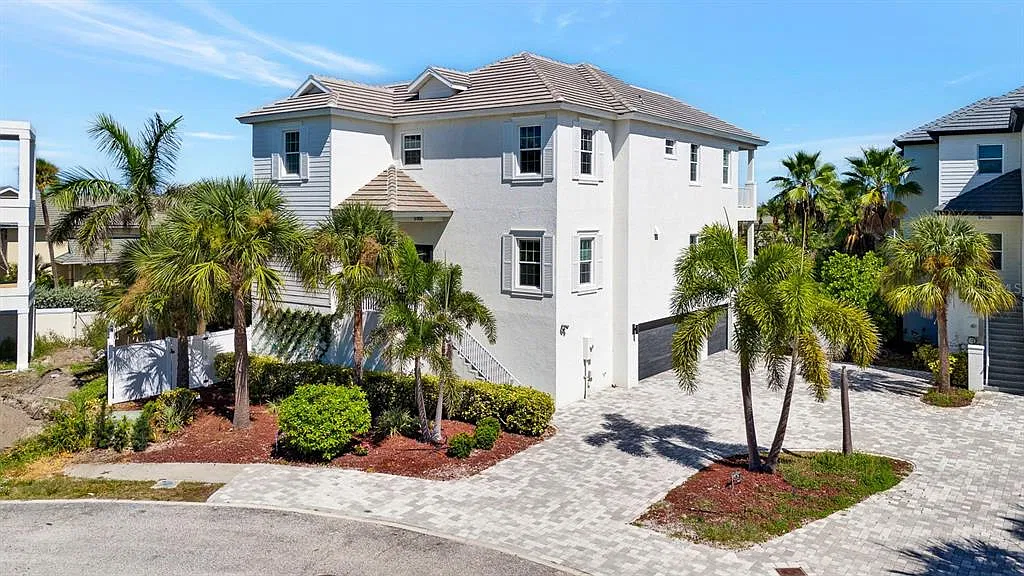 4 bed, 6.0 bath, 3774 sqft, $13,000 — Photo 1