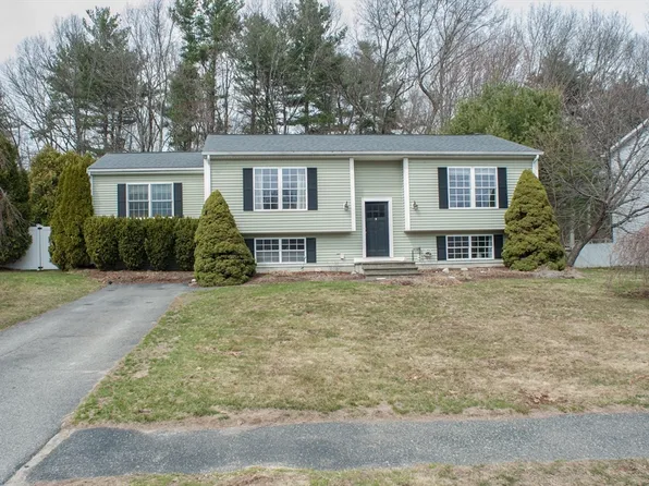 377 Rumonoski Dr, Northbridge, MA 01534