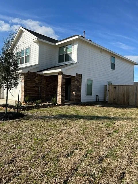 4 bed, 2.5 bath, 2220 sqft, $2,000 — Photo 1