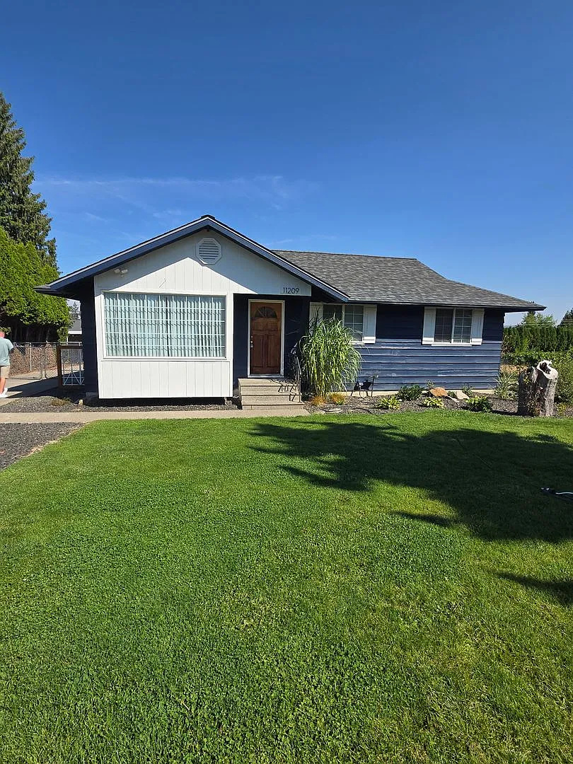 $2,195 / Beautiful House! 1800 sq ft 4br 2 bath with large fenced yard. — Photo 3