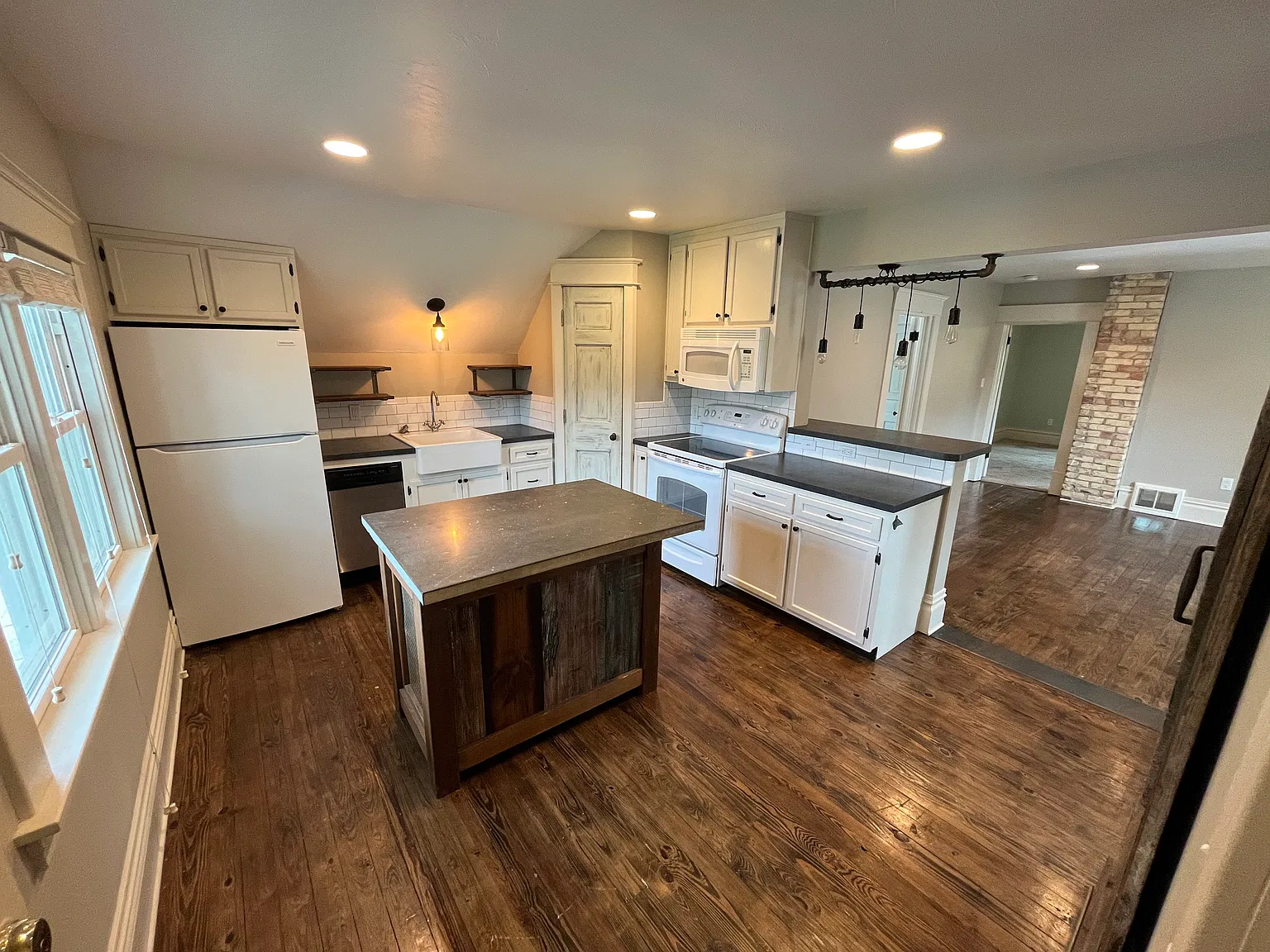 2 bed, 719 sqft, $1,500 — Photo 1