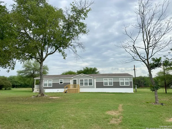350 County Road 6752, Devine, TX 78016