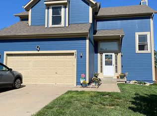 737 Sunset Dr, Louisburg, KS 66053