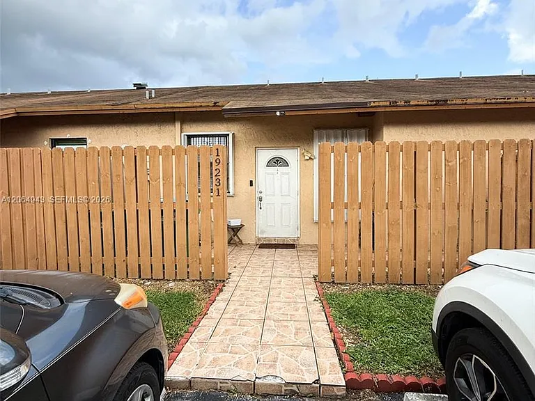 19231 NW 67th Pl — Photo 2