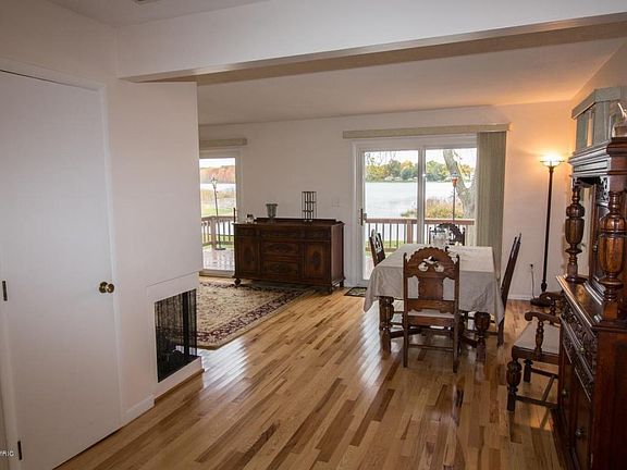 4th image of 3481 Silver Beach Dr