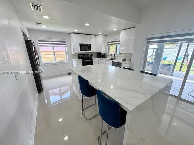 3 bed, 1553 sqft, $3,200 — Photo 3