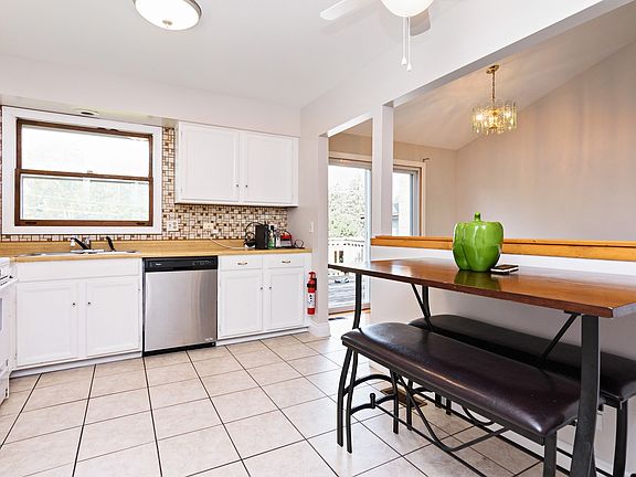 5th image of 298 Anita St