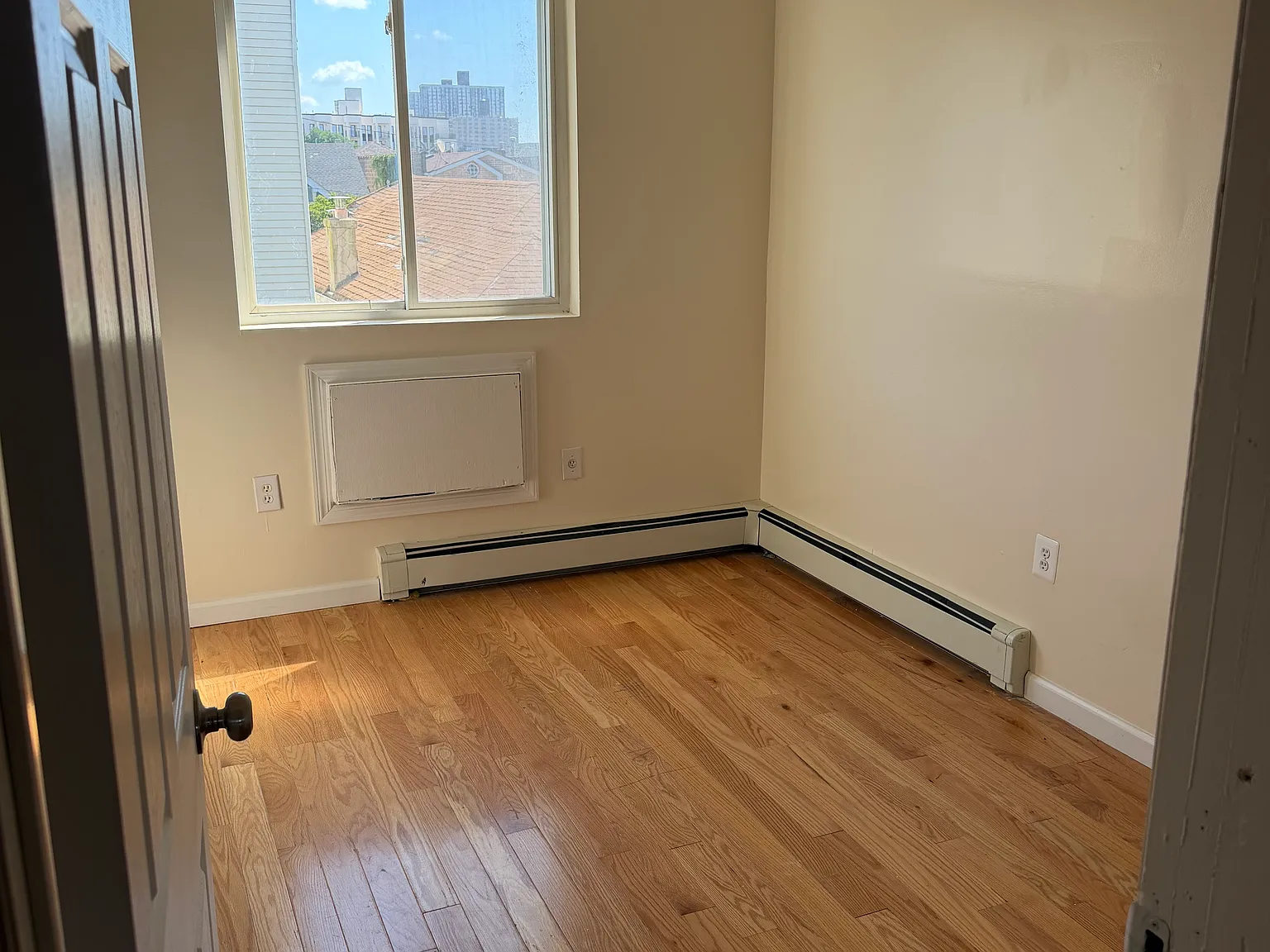 3 bed, 1000 sqft, $3,500 — Photo 3