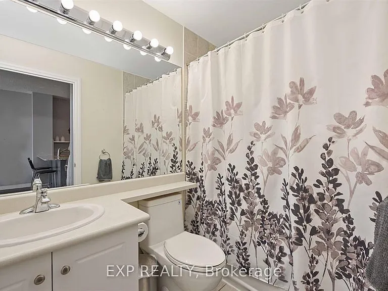 1359 Rathburn Rd E — Photo 9