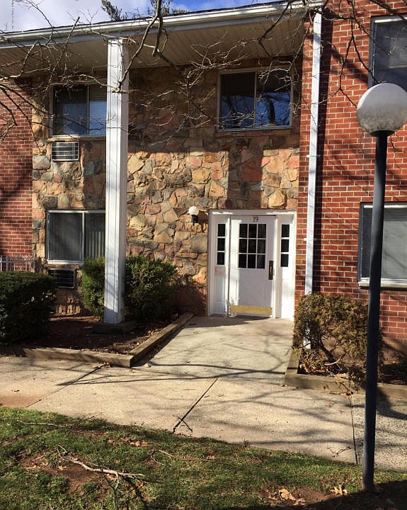 1st image of 19 Gadsen Pl APT 1F